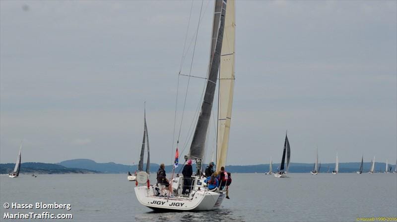 Sailboat with the name Jigy Jigy sailing with outher sailboats in the sea.