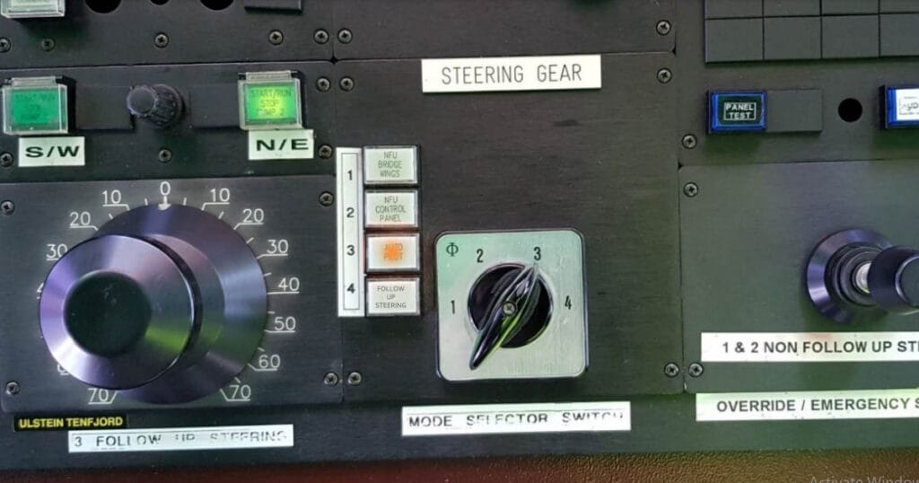 Selector knob for the autopilot system.